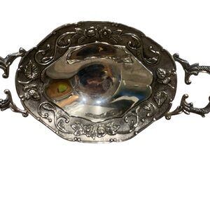 Vintage Silver Plated Candy Dish
Studio Silversmiths Oval Flowers